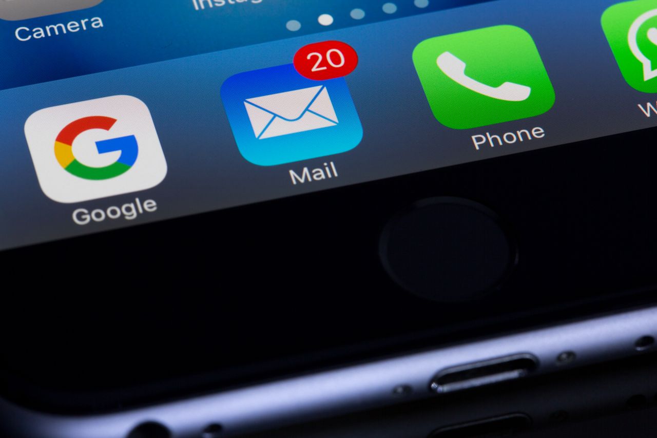 Une photo rapprochée d’un smartphone affichant des applications populaires comme Google et Mail.