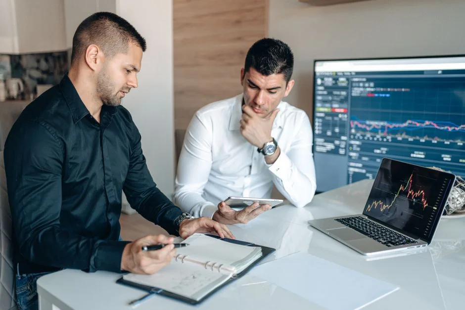 Planner ouvert sur un bureau avec une note manuscrite Holiday Email Marketing Series.